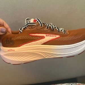 Brooks Run Disney Ghost Chip and Dale sz 9 exclusives